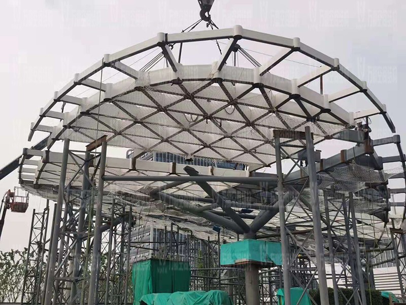 滬通鐵路張家港站地方配套工程站前西側(cè)旅客集散區(qū)蝴蝶造型天幕工程左大翅膀吊裝完成 滬通鐵路張家港站地方配套工程站前西側(cè)旅客集散區(qū)蝴蝶造型天幕工程左大翅膀吊裝完成