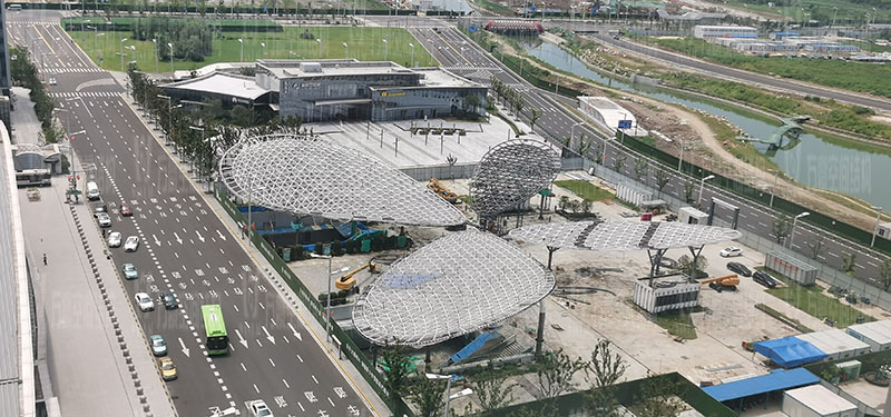 滬通鐵路張家港站地方配套工程站前西側(cè)旅客集散區(qū)蝴蝶造型天幕工程4片翅膀全部吊裝結(jié)束 滬通鐵路張家港站地方配套工程站前西側(cè)旅客集散區(qū)蝴蝶造型天幕工程4片翅膀全部吊裝結(jié)束