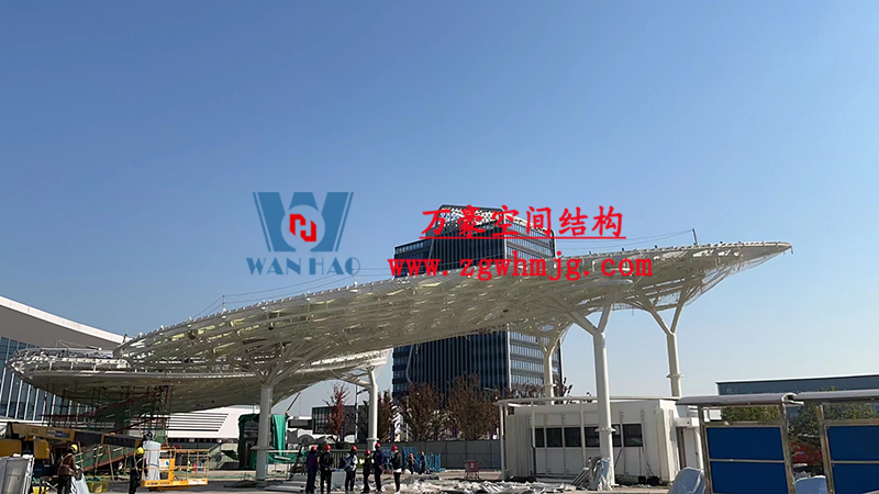 滬通鐵路張家港站地方配套工程站前西側旅客集散區蝴蝶造型天幕工程膜結構安裝中 滬通鐵路張家港站地方配套工程站前西側旅客集散區蝴蝶造型天幕工程膜結構安裝中
