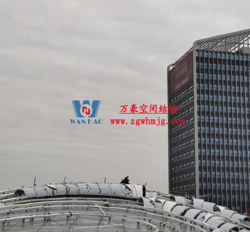 滬通鐵路張家港站地方配套工程站前西側旅客集散區蝴蝶造型天幕工程膜結構安裝中 滬通鐵路張家港站地方配套工程站前西側旅客集散區蝴蝶造型天幕工程膜結構安裝中