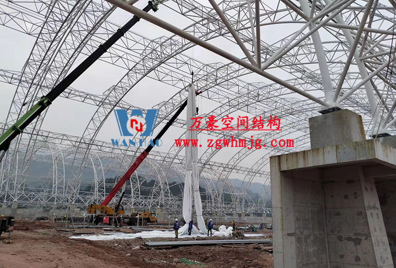 四川高興煤炭?jī)?chǔ)備基地建設(shè)項(xiàng)目鋼結(jié)構(gòu)接近尾聲，膜結(jié)構(gòu)開(kāi)始安裝