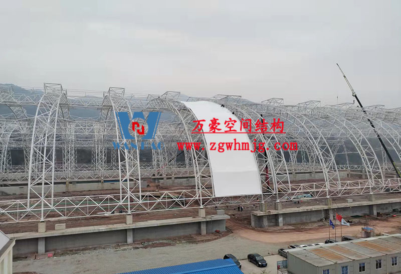 四川高興煤炭?jī)?chǔ)備基地建設(shè)項(xiàng)目鋼結(jié)構(gòu)接近尾聲，膜結(jié)構(gòu)開(kāi)始安裝