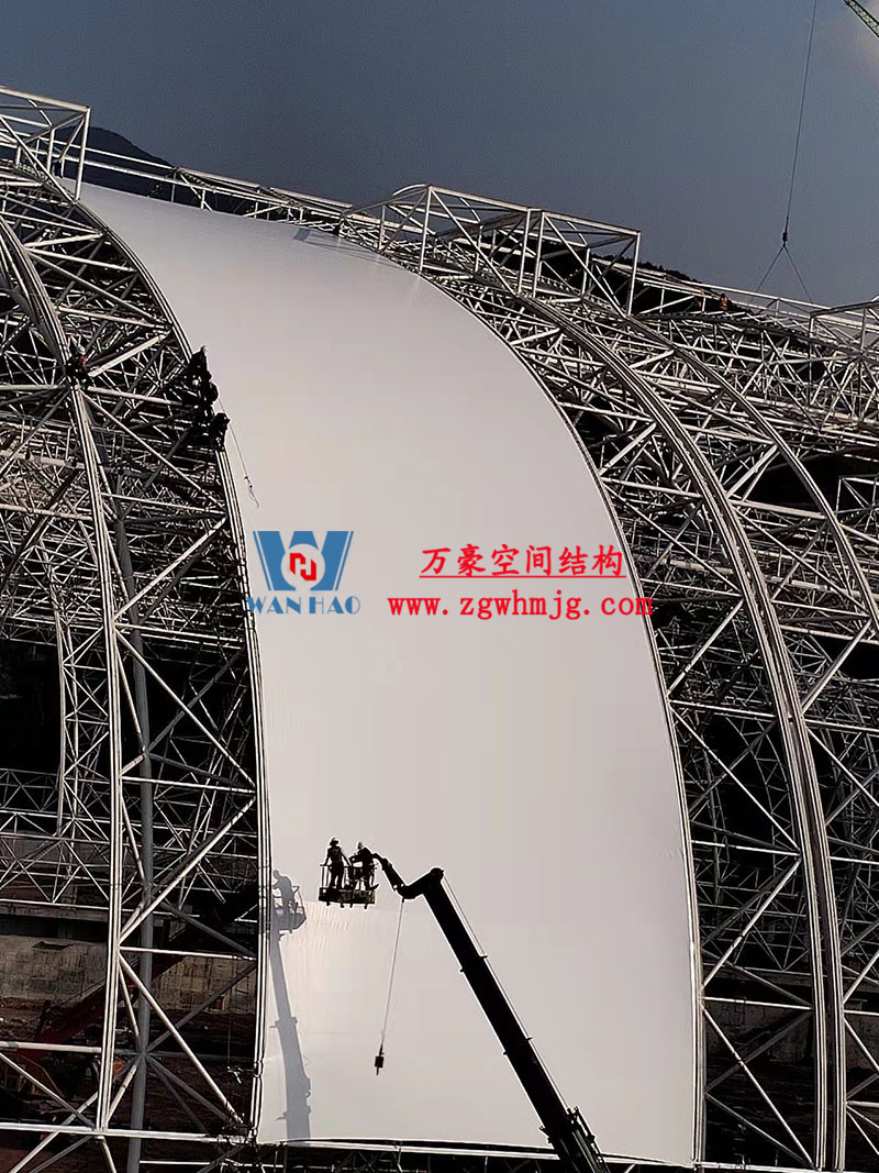四川高興煤炭?jī)?chǔ)備基地建設(shè)項(xiàng)目鋼結(jié)構(gòu)接近尾聲，膜結(jié)構(gòu)開(kāi)始安裝