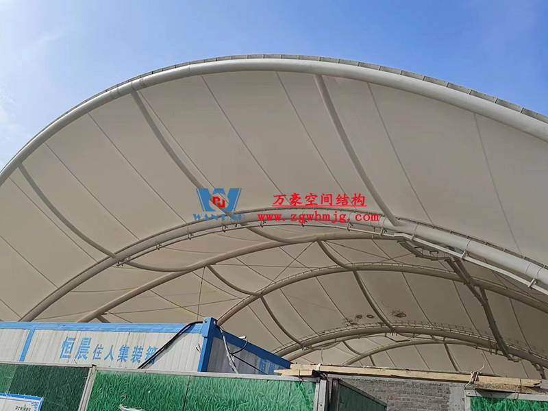 寧波諾丁漢大學(xué)室外運(yùn)動(dòng)場(chǎng)地改擴(kuò)建項(xiàng)目膜結(jié)構(gòu)工程膜結(jié)構(gòu)安裝中 寧波諾丁漢大學(xué)室外運(yùn)動(dòng)場(chǎng)地改擴(kuò)建項(xiàng)目膜結(jié)構(gòu)工程膜結(jié)構(gòu)安裝中