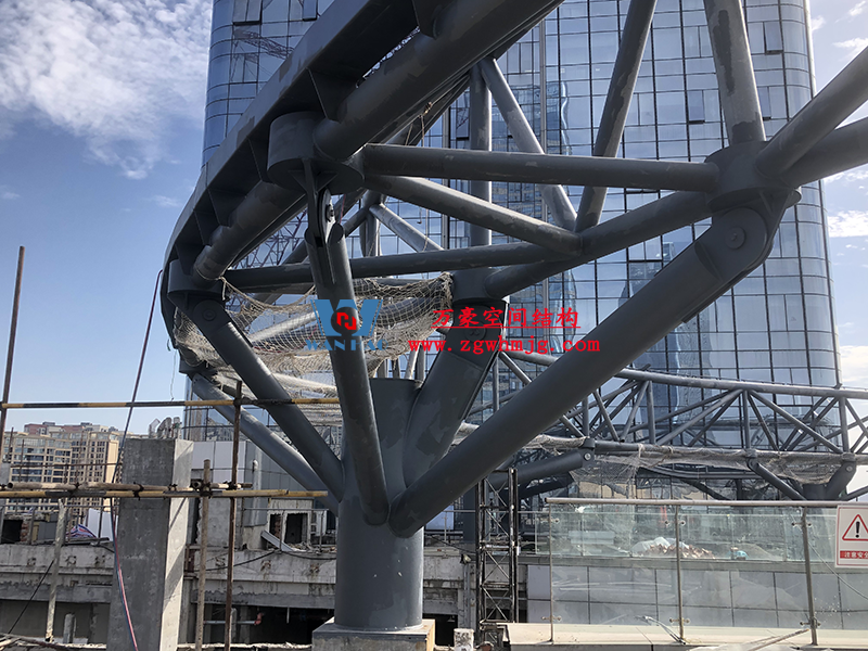 明宇廣場(chǎng)6號(hào)地塊商業(yè)(萬(wàn)達(dá)廣場(chǎng))改造項(xiàng)目鋼膜結(jié)構(gòu)ETFE蓋頂天幕工程進(jìn)入鋼結(jié)構(gòu)吊裝階段 明宇廣場(chǎng)6號(hào)地塊商業(yè)(萬(wàn)達(dá)廣場(chǎng))改造項(xiàng)目鋼膜結(jié)構(gòu)ETFE蓋頂天幕工程進(jìn)入鋼結(jié)構(gòu)吊裝階段