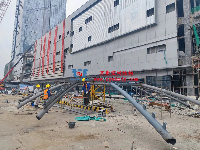 明宇廣場(chǎng)6號(hào)地塊商業(yè)(萬(wàn)達(dá)廣場(chǎng))改造項(xiàng)目鋼膜結(jié)構(gòu)ETFE蓋頂天幕工程進(jìn)入鋼結(jié)構(gòu)吊裝階段 明宇廣場(chǎng)6號(hào)地塊商業(yè)(萬(wàn)達(dá)廣場(chǎng))改造項(xiàng)目鋼膜結(jié)構(gòu)ETFE蓋頂天幕工程進(jìn)入鋼結(jié)構(gòu)吊裝階段