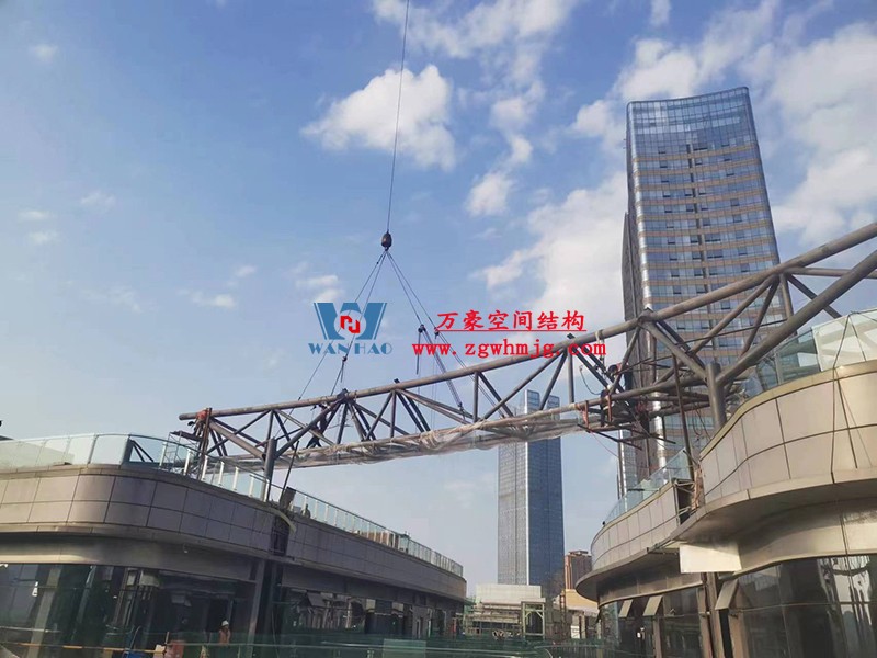 明宇廣場(chǎng)6號(hào)地塊商業(yè)(萬(wàn)達(dá)廣場(chǎng))改造項(xiàng)目鋼膜結(jié)構(gòu)ETFE蓋頂天幕工程進(jìn)入鋼結(jié)構(gòu)吊裝階段 明宇廣場(chǎng)6號(hào)地塊商業(yè)(萬(wàn)達(dá)廣場(chǎng))改造項(xiàng)目鋼膜結(jié)構(gòu)ETFE蓋頂天幕工程進(jìn)入鋼結(jié)構(gòu)吊裝階段