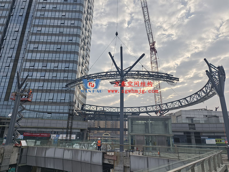 明宇廣場(chǎng)6號(hào)地塊商業(yè)(萬(wàn)達(dá)廣場(chǎng))改造項(xiàng)目鋼膜結(jié)構(gòu)ETFE蓋頂天幕工程火熱施工中 明宇廣場(chǎng)6號(hào)地塊商業(yè)(萬(wàn)達(dá)廣場(chǎng))改造項(xiàng)目鋼膜結(jié)構(gòu)ETFE蓋頂天幕工程火熱施工中