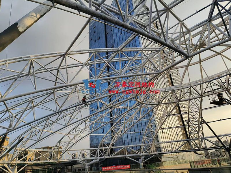 明宇廣場(chǎng)6號(hào)地塊商業(yè)(萬(wàn)達(dá)廣場(chǎng))改造項(xiàng)目鋼膜結(jié)構(gòu)ETFE蓋頂天幕工程火熱施工中 明宇廣場(chǎng)6號(hào)地塊商業(yè)(萬(wàn)達(dá)廣場(chǎng))改造項(xiàng)目鋼膜結(jié)構(gòu)ETFE蓋頂天幕工程火熱施工中