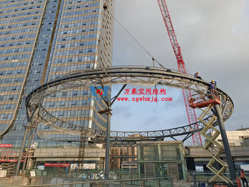 明宇廣場(chǎng)6號(hào)地塊商業(yè)(萬(wàn)達(dá)廣場(chǎng))改造項(xiàng)目鋼膜結(jié)構(gòu)ETFE蓋頂天幕工程火熱施工中 明宇廣場(chǎng)6號(hào)地塊商業(yè)(萬(wàn)達(dá)廣場(chǎng))改造項(xiàng)目鋼膜結(jié)構(gòu)ETFE蓋頂天幕工程火熱施工中