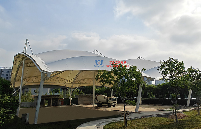 溫州惠民路西側(cè)綠地球場(chǎng)鋼膜結(jié)構(gòu)工程完工 溫州惠民路西側(cè)綠地球場(chǎng)鋼膜結(jié)構(gòu)工程完工
