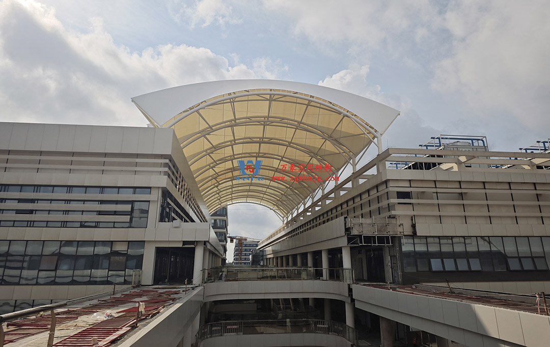 海南醫學院第一附屬醫院江東新院區連廊天幕順利完工 海南醫學院第一附屬醫院江東新院區連廊天幕順利完工