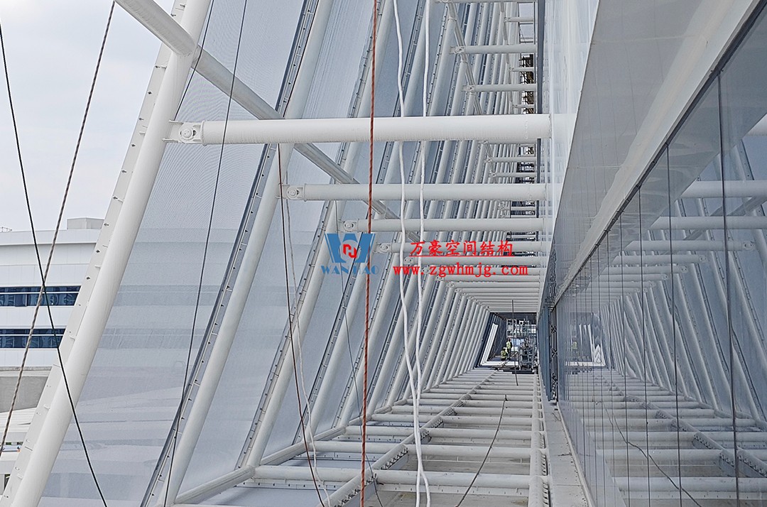 聚焦工程高質(zhì)量建設(shè),這個(gè)網(wǎng)格織物幕墻正在施工安裝中 聚焦工程高質(zhì)量建設(shè),這個(gè)網(wǎng)格織物幕墻正在施工安裝中
