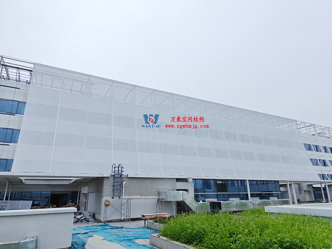 聚焦工程高質(zhì)量建設(shè),這個(gè)網(wǎng)格織物幕墻正在施工安裝中 聚焦工程高質(zhì)量建設(shè),這個(gè)網(wǎng)格織物幕墻正在施工安裝中