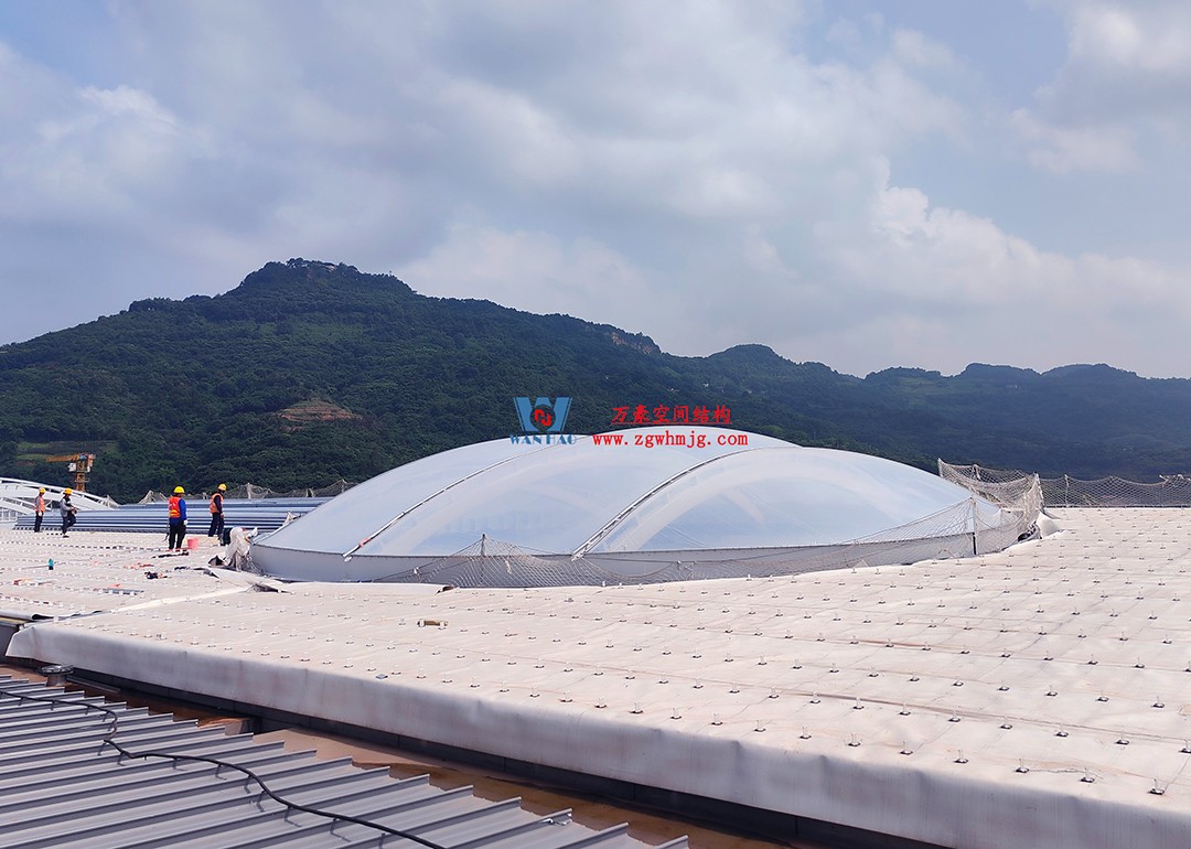 提檔提速,ETFE氣枕膜結構天窗正在火熱施工安裝中 提檔提速,ETFE氣枕膜結構天窗正在火熱施工安裝中