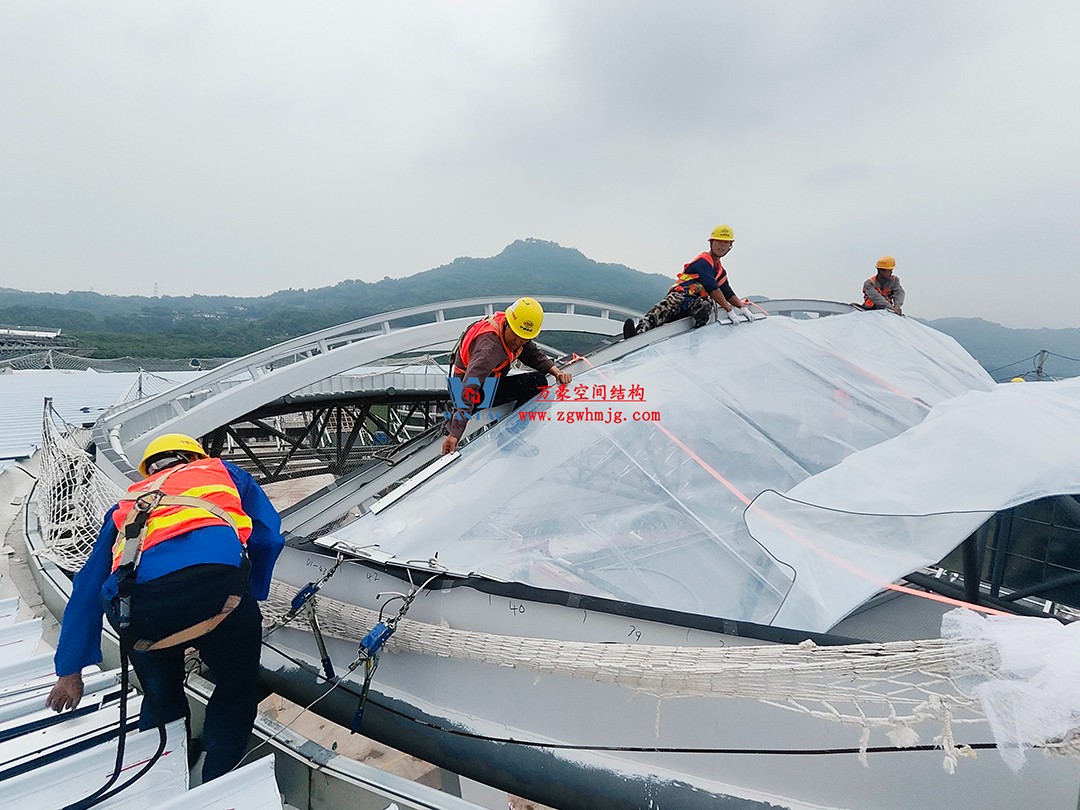 提檔提速,ETFE氣枕膜結構天窗正在火熱施工安裝中 提檔提速,ETFE氣枕膜結構天窗正在火熱施工安裝中