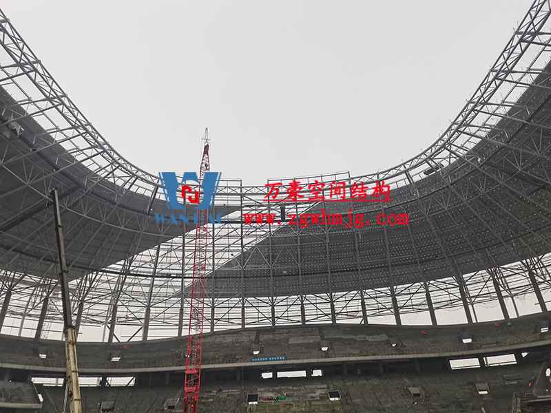 重慶龍興足球場ETFE屋面膜結構工程屋面鋼結構完成，膜結構安裝中